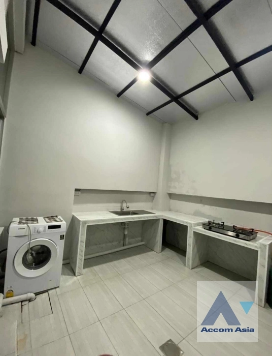 unit 3 Bedrooms  Townhouse For Rent in Lat Phrao, Bangkok  (AA35595)