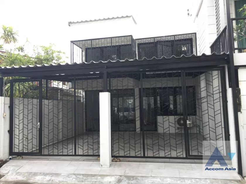 3 Bedrooms  Townhouse For Rent in Sukhumvit, Bangkok  near BTS Ekkamai (AA35620)