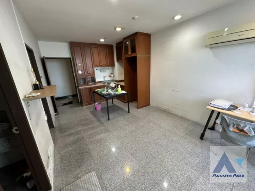 4  2 br Condominium For Sale in Silom ,Bangkok BTS Surasak at Sathorn House AA35660