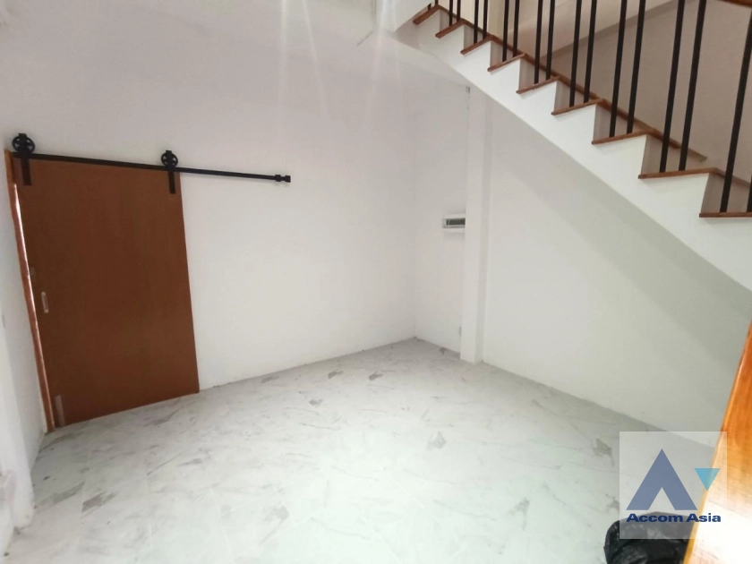 4  1 br House for rent and sale in Sathorn ,Bangkok BRT Thanon Chan AA35662