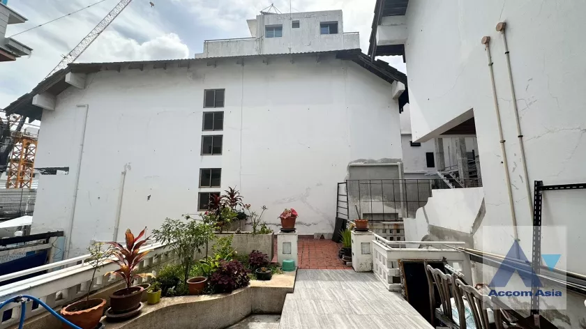  4 Bedrooms  House For Sale in Sukhumvit, Bangkok  near BTS Thong Lo (AA35684)