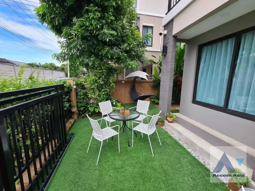  4 Bedrooms  House For Sale in Pattanakarn, Bangkok  (AA35685)