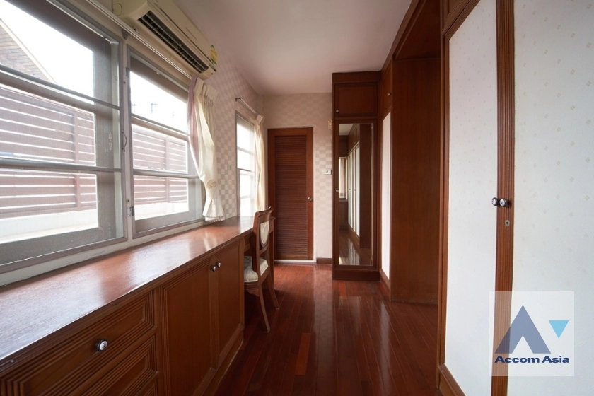 7  3 br House For Rent in Sathorn ,Bangkok BRT Thanon Chan AA35724