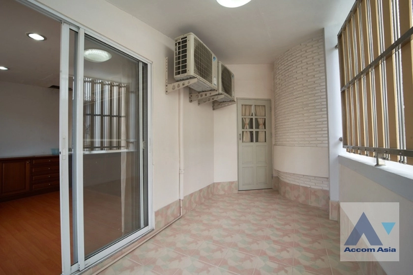 15  3 br House For Rent in Sathorn ,Bangkok BRT Thanon Chan AA35724