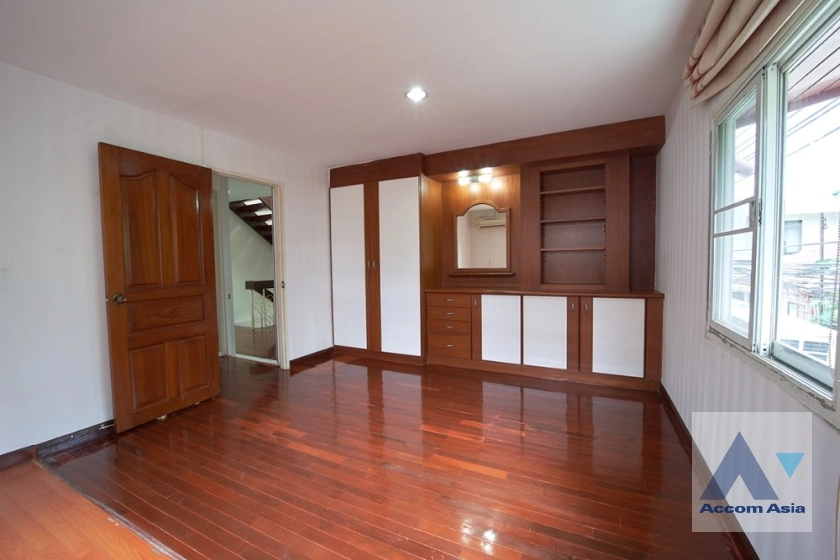 13  3 br House For Rent in Sathorn ,Bangkok BRT Thanon Chan AA35724