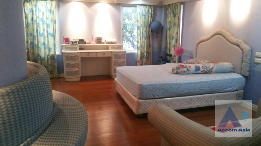  5 Bedrooms  House For Rent in Ploenchit, Bangkok  near BTS Ratchadamri (AA35743)