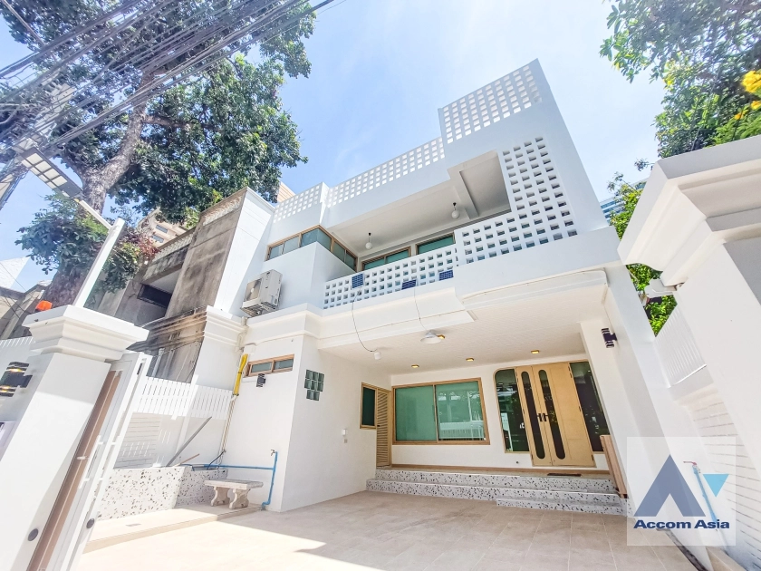  3 Bedrooms  House For Rent in Sukhumvit, Bangkok  near BTS Thong Lo (AA35744)