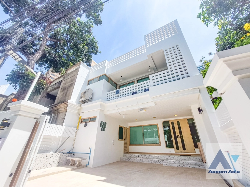 unit 4 Bedrooms  House For Rent & Sale in Sukhumvit, Bangkok  near BTS Thong Lo (AA35744)