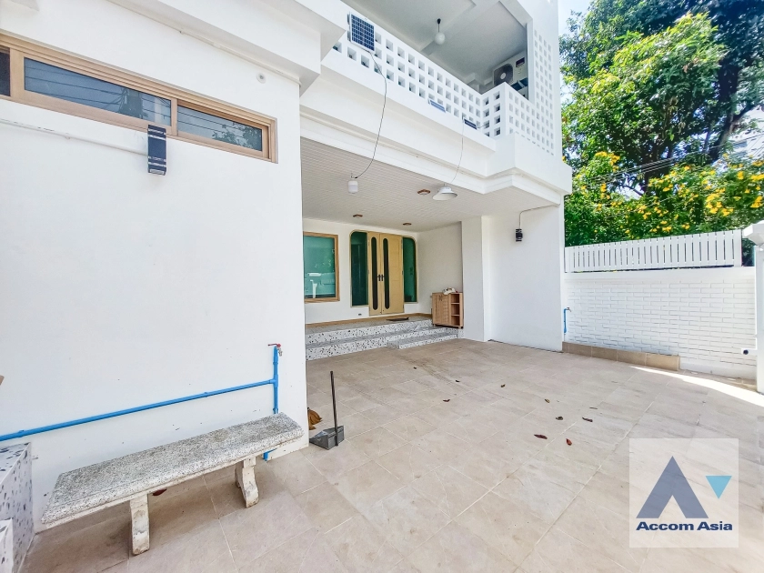 unit 4 Bedrooms  House For Rent & Sale in Sukhumvit, Bangkok  near BTS Thong Lo (AA35744)