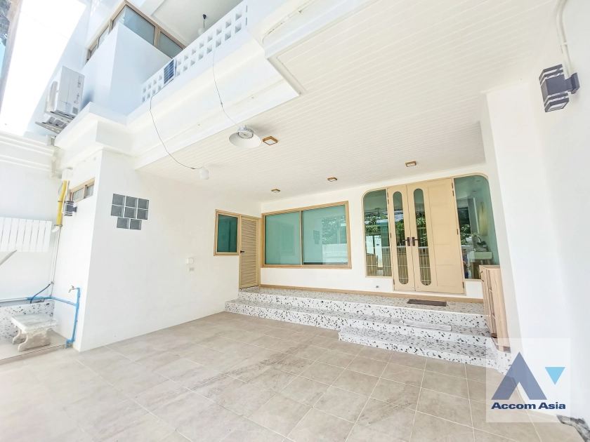 unit 4 Bedrooms  House For Rent & Sale in Sukhumvit, Bangkok  near BTS Thong Lo (AA35744)
