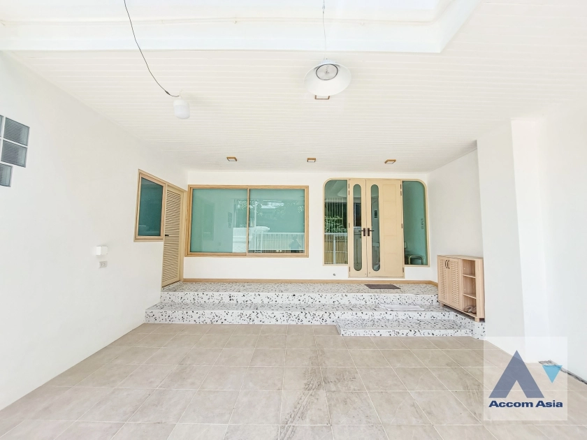 unit 4 Bedrooms  House For Rent & Sale in Sukhumvit, Bangkok  near BTS Thong Lo (AA35744)
