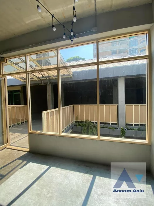 unit Retail / showroom For Rent in Sukhumvit, Bangkok  near BTS Ekkamai (AA35754)