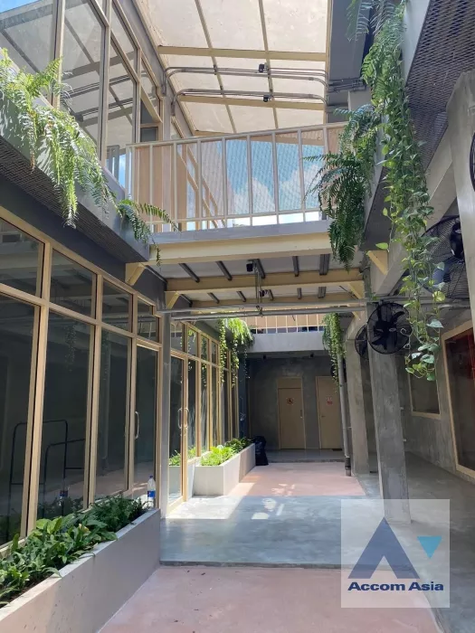 unit Retail / showroom For Rent in Sukhumvit, Bangkok  near BTS Ekkamai (AA35754)