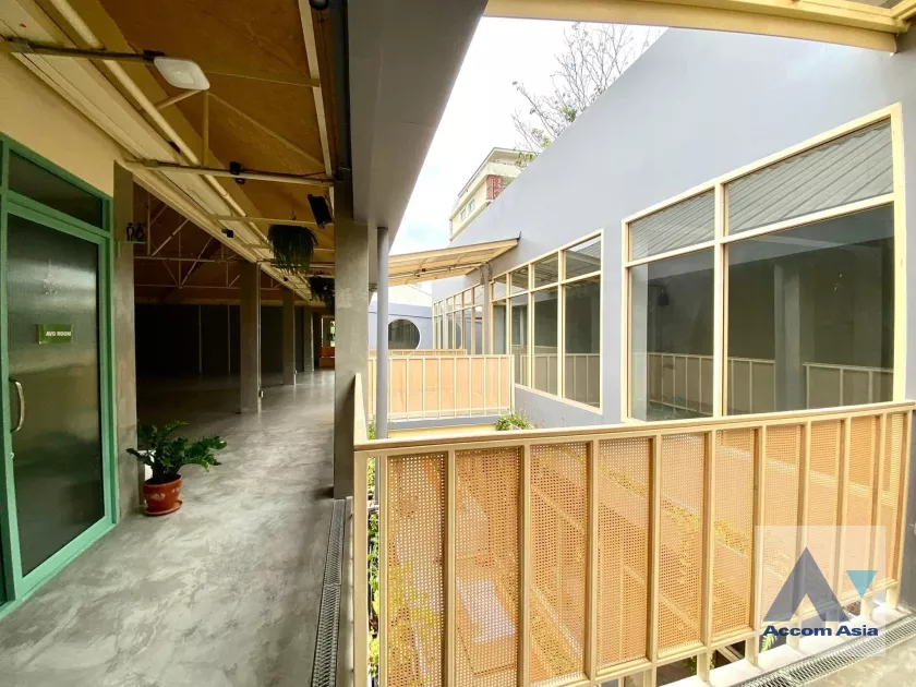 6  Retail / Showroom For Rent in Sukhumvit ,Bangkok BTS Ekkamai AA35754