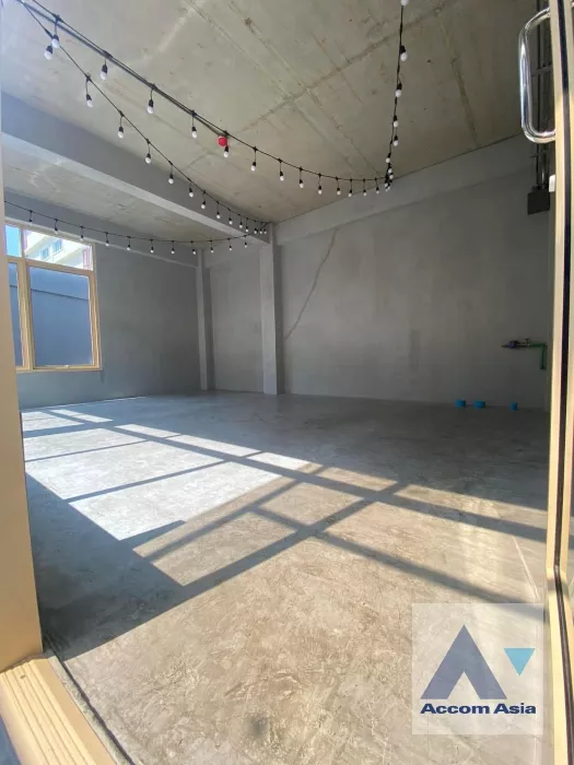 unit Retail / showroom For Rent in Sukhumvit, Bangkok  near BTS Ekkamai (AA35754)
