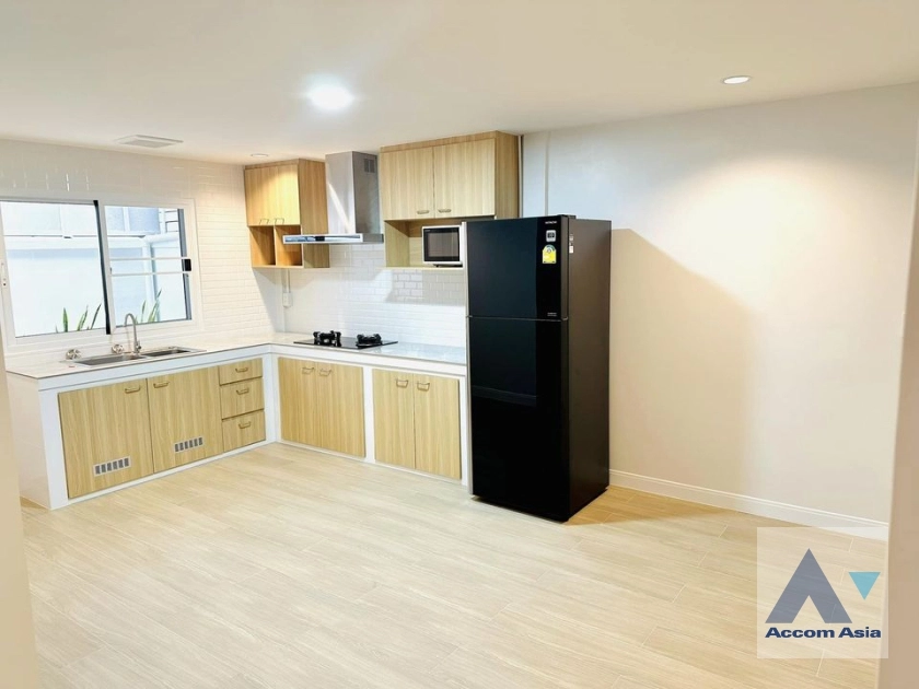 unit 3 Bedrooms  Townhouse For Rent & Sale in Sukhumvit, Bangkok  near BTS Ekkamai (AA35764)