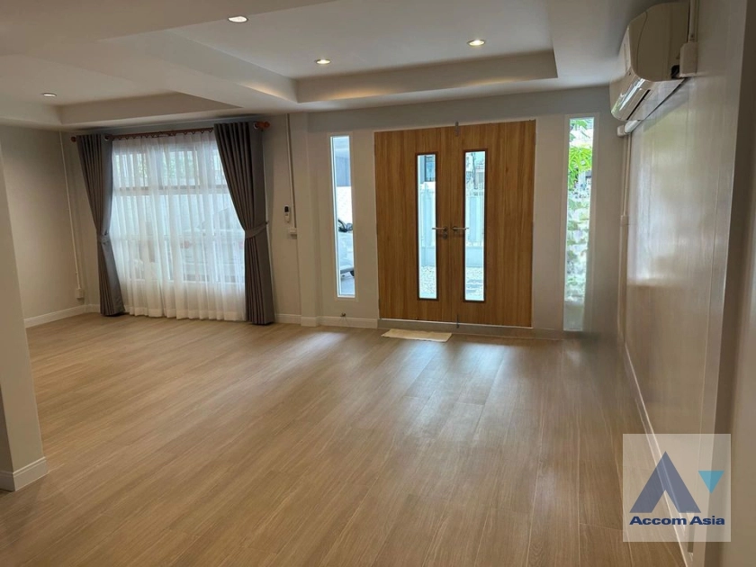 unit 3 Bedrooms  Townhouse For Rent & Sale in Sukhumvit, Bangkok  near BTS Ekkamai (AA35764)