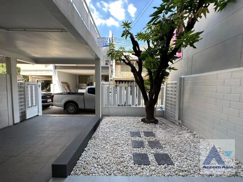  2  3 br Townhouse for rent and sale in Sukhumvit ,Bangkok BTS Ekkamai AA35764