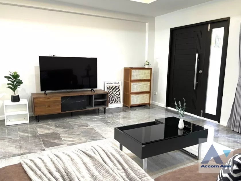 unitHome Office, Pet friendly |  5 Bedrooms  House For Rent & Sale in Sukhumvit, Bangkok  near BTS Phra khanong (AA35823)