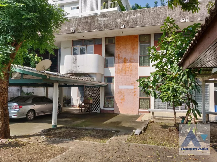  5 Bedrooms  House For Sale in Sukhumvit, Bangkok  near BTS Ekkamai (AA35852)