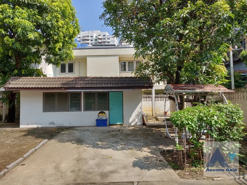  5 Bedrooms  House For Sale in Sukhumvit, Bangkok  near BTS Ekkamai (AA35852)
