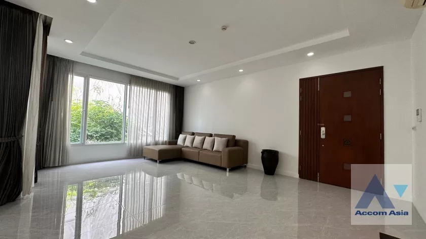 4 Bedrooms  Apartment For Rent in Sukhumvit, Bangkok  near BTS Asok - MRT Sukhumvit (AA35881)