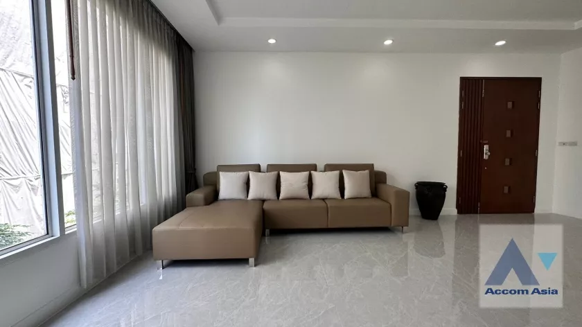  4 Bedrooms  Apartment For Rent in Sukhumvit, Bangkok  near BTS Asok - MRT Sukhumvit (AA35881)
