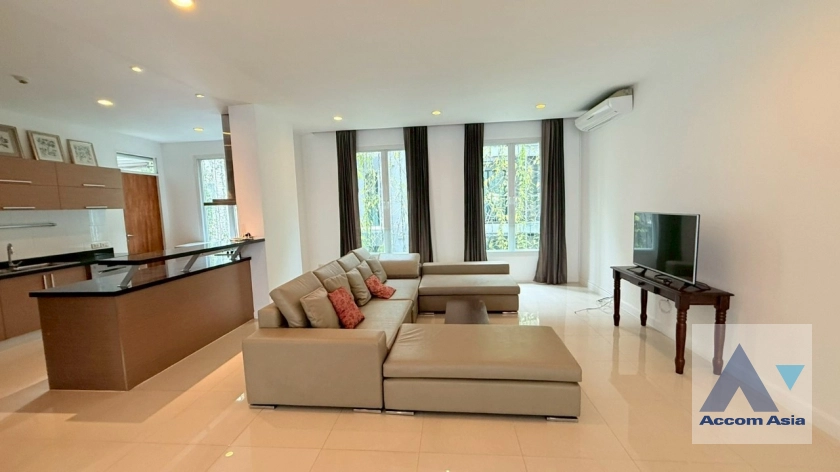 unitSpacious apartment with natural light and timeless design (AA35883)