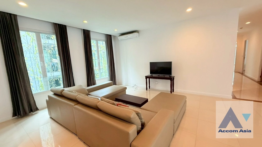 unitSpacious apartment with natural light and timeless design (AA35883)