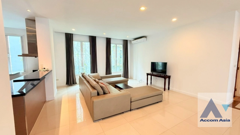 unitSpacious apartment with natural light and timeless design (AA35883)