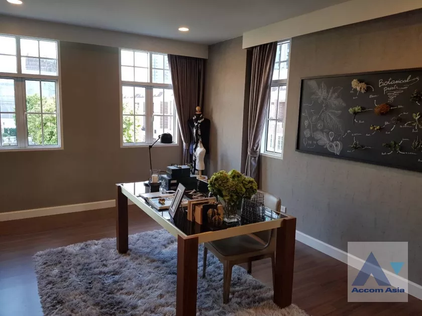 unit 4 Bedrooms  Townhouse For Rent & Sale in Sukhumvit, Bangkok  near BTS On Nut (AA35895)