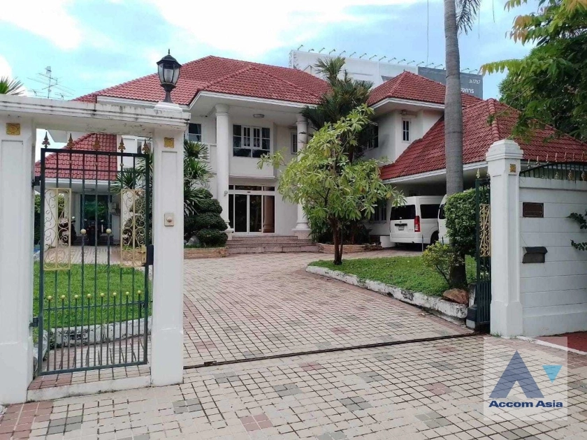  1  6 br House For Sale in Samutprakan ,Samutprakan  at Exclusive House in compound AA35908