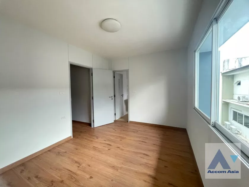 5  4 br House For Rent in Phaholyothin ,Bangkok MRT Lat Phrao AA35914