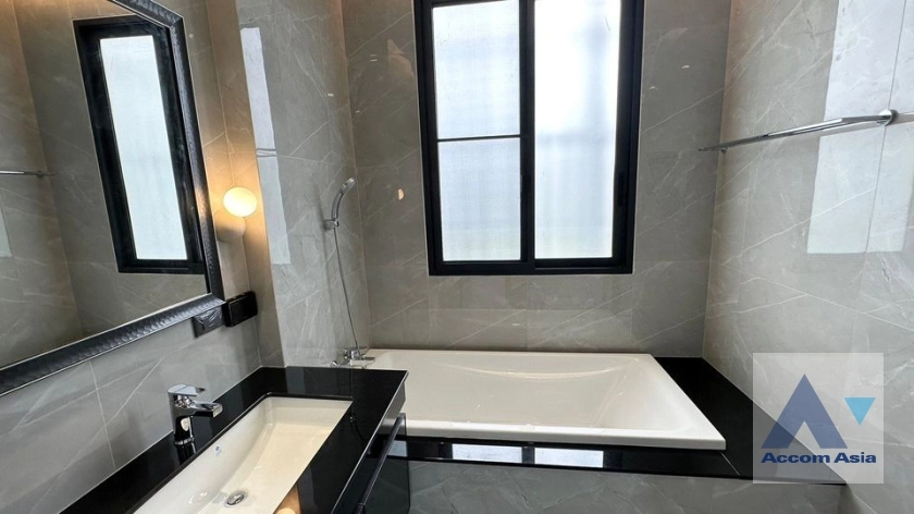 10  4 br House for rent and sale in Sukhumvit ,Bangkok BTS Phra khanong AA35924