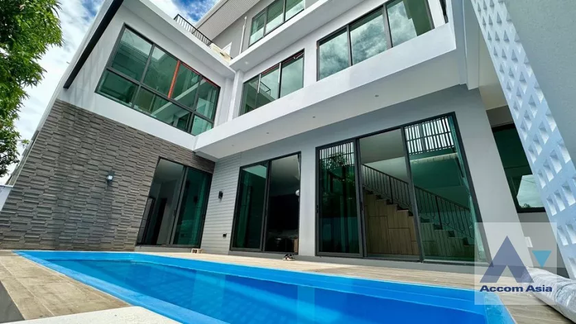 Private Swimming Pool |  4 Bedrooms  House For Rent in Sukhumvit, Bangkok  near BTS Phra khanong (AA35924)