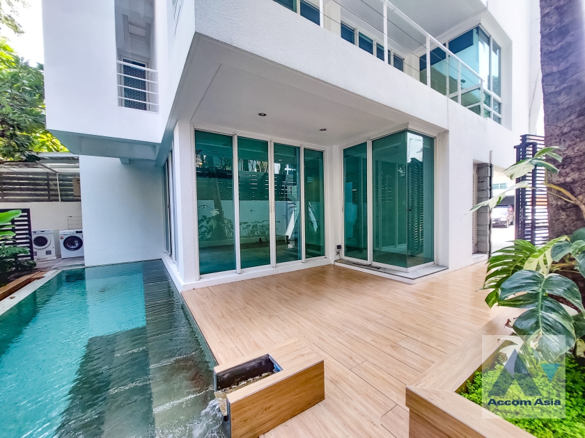 Private Swimming Pool |  5 Bedrooms  House For Rent in Sathorn, Bangkok  near BTS Chong Nonsi - MRT Khlong Toei (AA35940)
