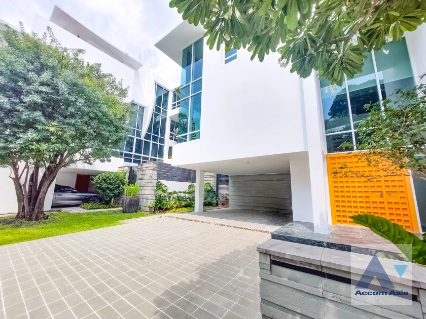 unitPrivate Swimming Pool | Airy modern house in Sathorn with poolside terrace and loft-style stairs (AA35940)