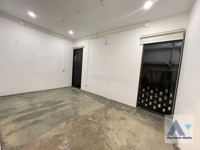 5  Retail / Showroom For Rent in Phaholyothin ,Bangkok BTS Ari AA35970