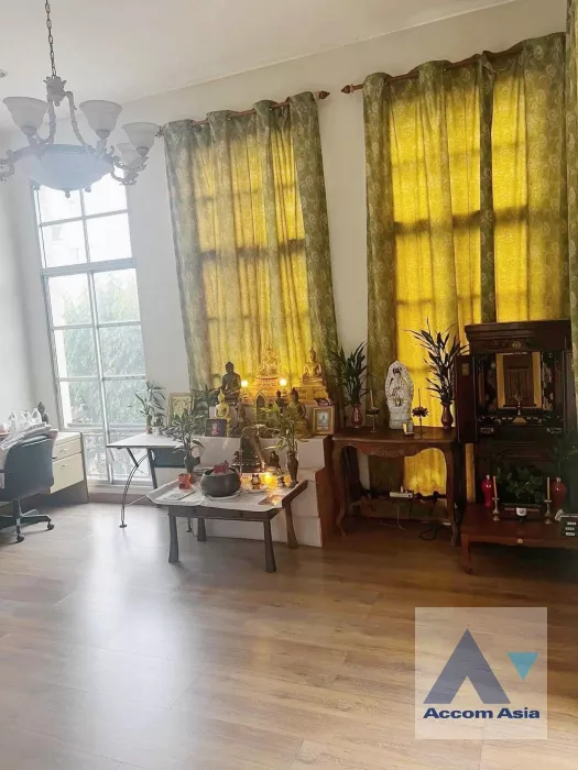 Home Office, Corner Unit, Pet friendly |  4 Bedrooms  House For Rent in Charoenkrung, Bangkok  (AA35973)