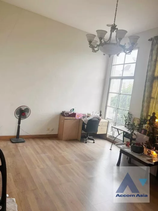 Home Office, Corner Unit, Pet friendly |  4 Bedrooms  House For Rent in Charoenkrung, Bangkok  (AA35973)