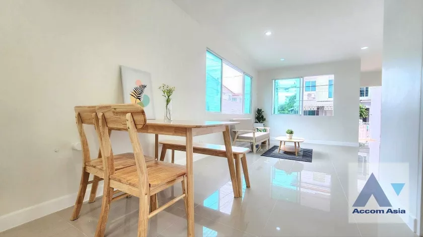 unit 4 Bedrooms  Townhouse For Sale in Pattanakarn, Bangkok  near ARL Ban Thap Chang (AA35988)