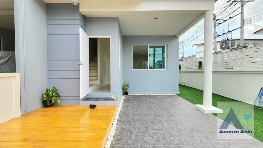 unit 4 Bedrooms  Townhouse For Sale in Pattanakarn, Bangkok  near ARL Ban Thap Chang (AA35988)