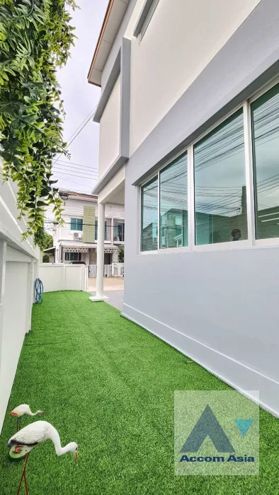 unit 4 Bedrooms  Townhouse For Sale in Pattanakarn, Bangkok  near ARL Ban Thap Chang (AA35988)