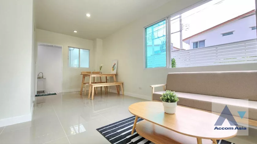 unit 4 Bedrooms  Townhouse For Sale in Pattanakarn, Bangkok  near ARL Ban Thap Chang (AA35988)