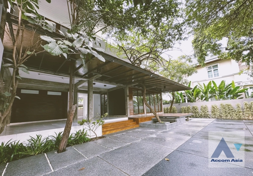  1  House For Rent in Ratchadaphisek ,Bangkok MRT Lat Phrao AA35989