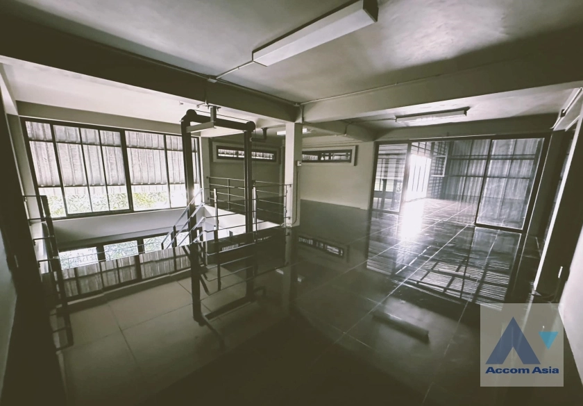 16  House For Rent in Ratchadaphisek ,Bangkok MRT Lat Phrao AA35989