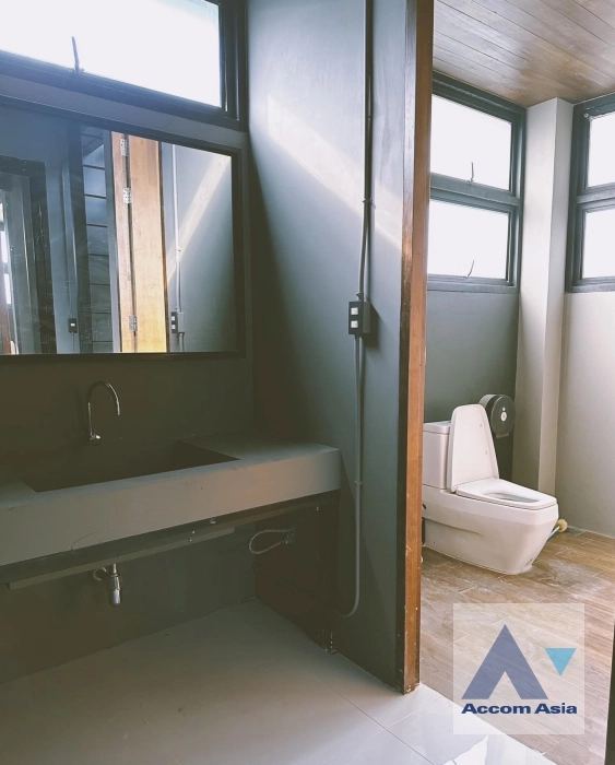 32  House For Rent in Ratchadaphisek ,Bangkok MRT Lat Phrao AA35989