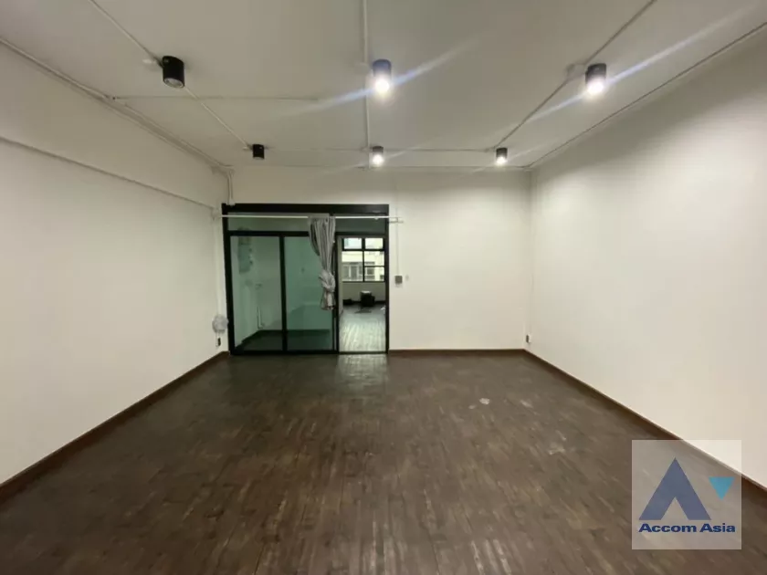 unit 5 Bedrooms  Townhouse For Rent in Sukhumvit, Bangkok  near BTS Ekkamai (AA35997)