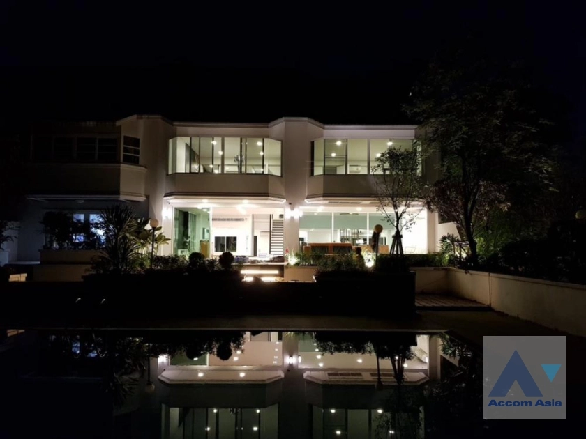 unit 3 Bedrooms  Townhouse For Sale in Sukhumvit, Bangkok  near BTS Thong Lo (AA36051)