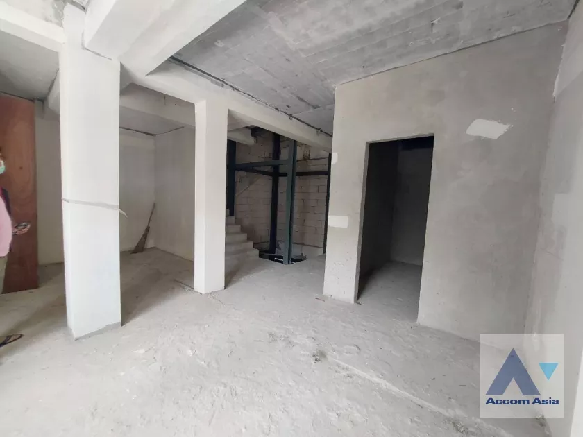 4  1 br Building For Rent in Sukhumvit ,Bangkok BTS Nana AA36074